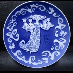 Royal Copenhagen Denmark 1972 Mother's Day Plate Baby Mother Blue White 6”